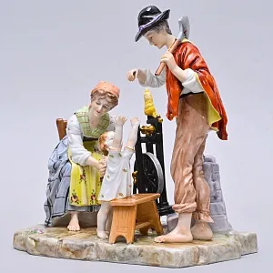 Коллекционная Фарфоровая статуэтка «Папа пришел с работы», VOLKSTEDT Германия, середина ХХ века.