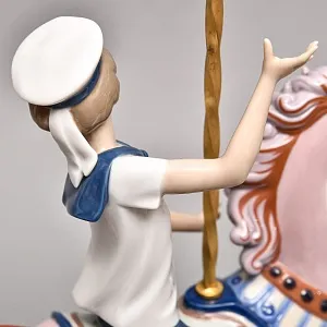 Коллекционная Фарфоровая статуэтка «Мальчик в матроске на карусельной лошадке», Lladro Испания. 
