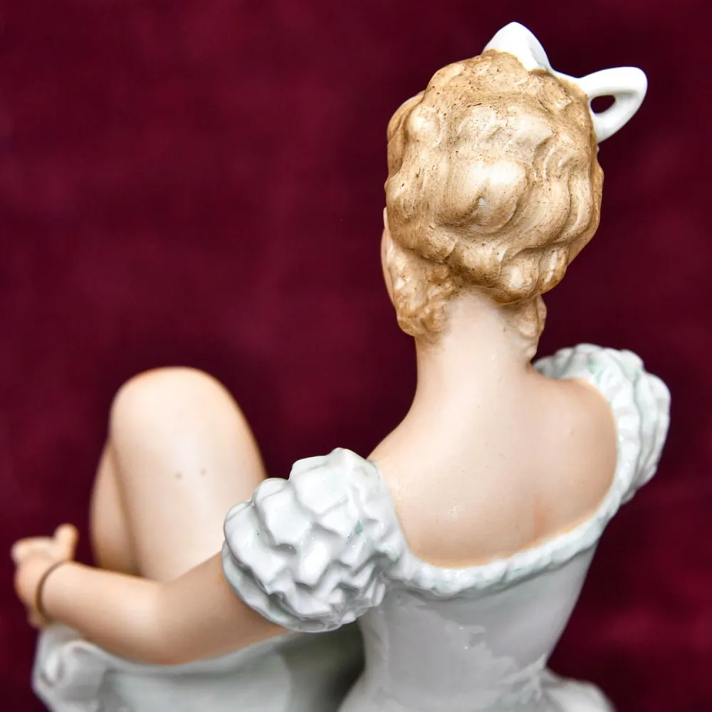 Коллекционная статуэтка «Балерина, завязывающая пуанту», Фарфор WALLENDORF, Германия.