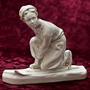 Фарфоровая Статуэтка «Лыжница», ПФЗ Песочное, СССР -1963 год.