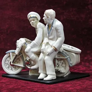 Большая Коллекционная Авторская Статуэтка «Берегись автомобиля», фарфор, Россия.