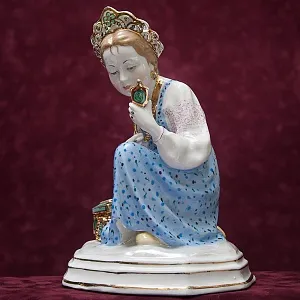 Авторская Фарфоровая статуэтка «Малахитовая шкатулка», СССР Дулево, 50-е года.