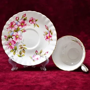Коллекционная Фарфоровая Чайная пара «ШИПОВНИК», ROYAL ALBERT Англия, вторая половина ХХ века.