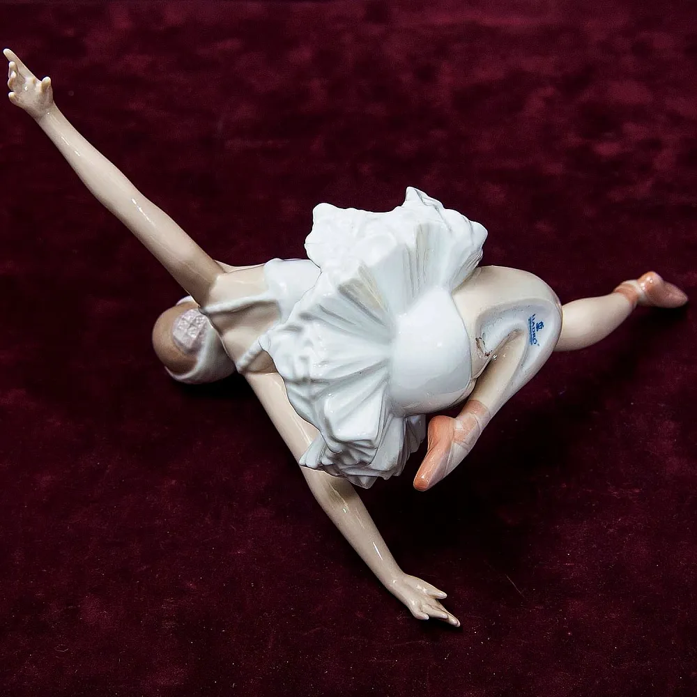 Коллекционная Фарфоровая статуэтка «Балерина - Лебединое озеро» Lladro, Испания.