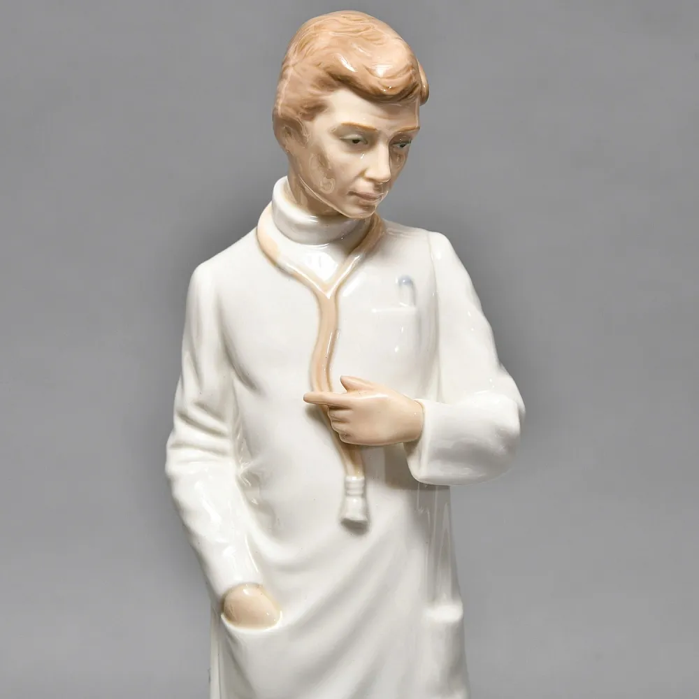 Коллекционная Фарфоровая статуэтка «Доктор. Мужчина Врач», NAO by Lladro Испания. 