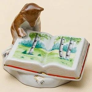 Фарфоровая статуэтка «Медведь с книгой», Октябрьский (Башкирский) фарфоровый завод СССР, 70-е гг.