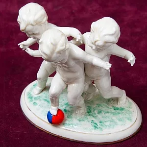 Коллекционная Фарфоровая статуэтка «Путти с мячом», Германия - середина ХХ века. 