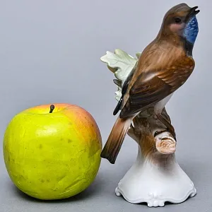 Коллекционная Фарфоровая статуэтка «Птица. Варакушка на дубовой ветке», ROSENTHAL Германия.