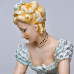 Большая Фарфоровая статуэтка «Балерина, завязывающая пуанты», Н-24 см. Schau Bach Kunst  Германия.