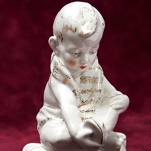 Статуэтка - Фарфоровая Статуэтка «Мальчик с Сандалией» СССР, Песочное -1960 год.