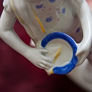 Коллекционная Фарфоровая Статуэтка «Юная помощница», ЛФЗ СССР - 1956 год.