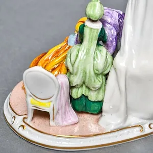 Миниатюрная Фарфоровая статуэтка «Утренние одевания», Scheibe Alsbach Германия, первая половина ХХ в. 