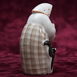 Фарфоровая статуэтка «Бабушка с котом и крынкой молока», ДФЗ Вербилки, СССР -1954–1965 годы.