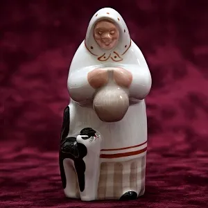 Фарфоровая статуэтка «Бабушка с котом и крынкой молока», ДФЗ Вербилки, СССР -1954–1965 годы.