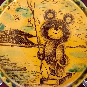 Редкость! Декоративная Плакетка «ОЛИМПИЙСКИЙ МИШКА - Гребля»  ЗиК Конаково СССР -1980 год.