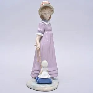 Коллекционная Фарфоровая статуэтка «Девочка с куклой», Lladro Испания, 1978 год.