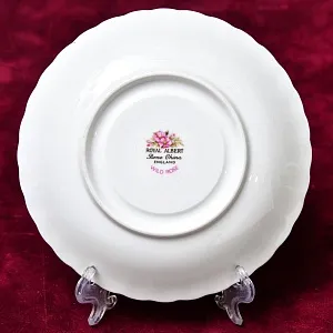 Коллекционная Фарфоровая Чайная пара «ШИПОВНИК», ROYAL ALBERT Англия, вторая половина ХХ века.