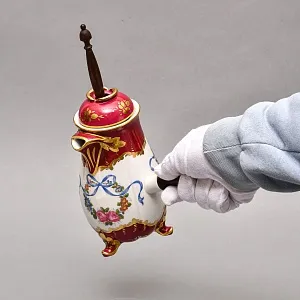 Фарфоровый Кувшин - Чайник для подачи горячего шоколада «Синие ленты» с лопаткой, Pillivuyt Франция.