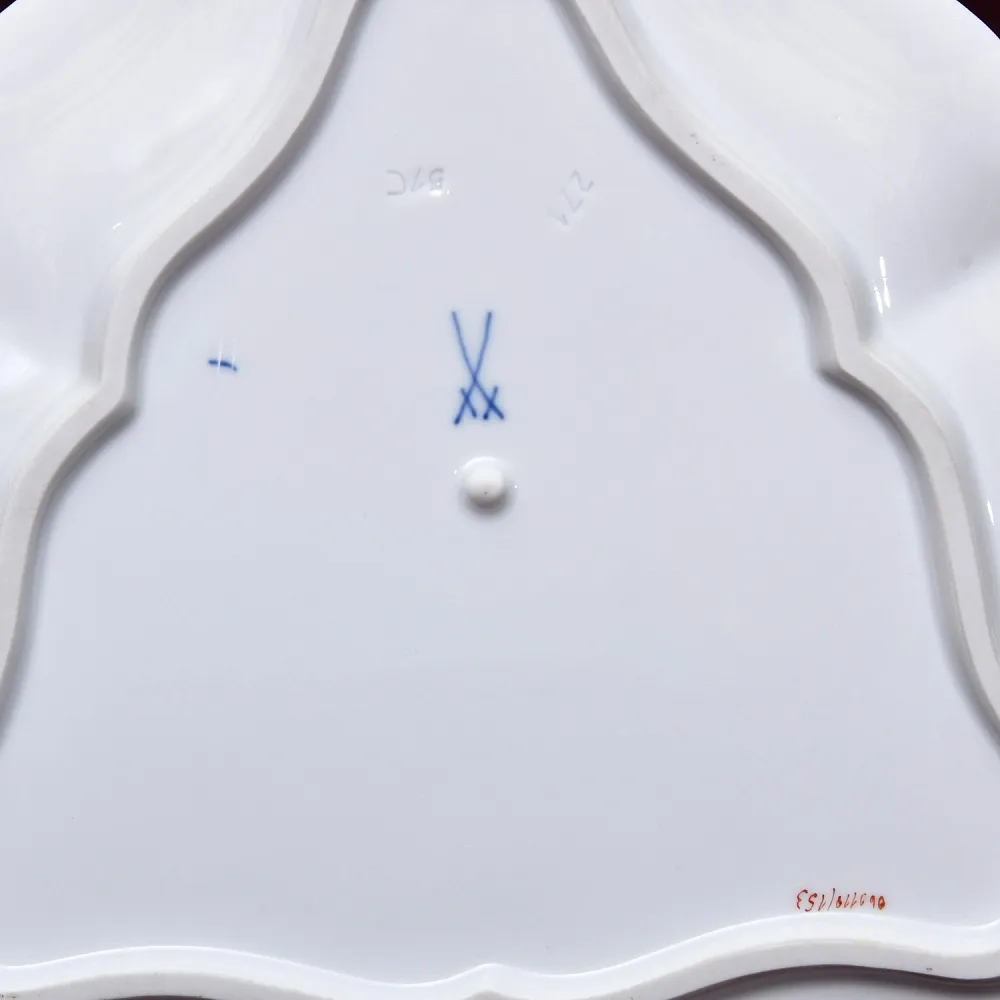 Сервировочная Тарелка - Блюдо треугольной формы «BLUMEN», Фарфор MEISSEN Германия - 1982 год.