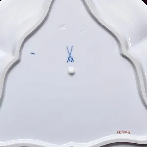 Сервировочная Тарелка - Блюдо треугольной формы «BLUMEN», Фарфор MEISSEN Германия - 1982 год.