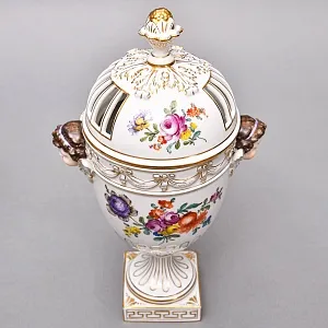 Парные Фарфоровые Вазоны - Вазы с крышками «ПУТТИ», SP Dresden / Potschappel Германия.