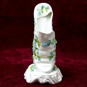 Антикварная Вазочка - Статуэтка «Путти с туфелькой», Фарфор SITZENDORF Германия 1880-1900 годы.