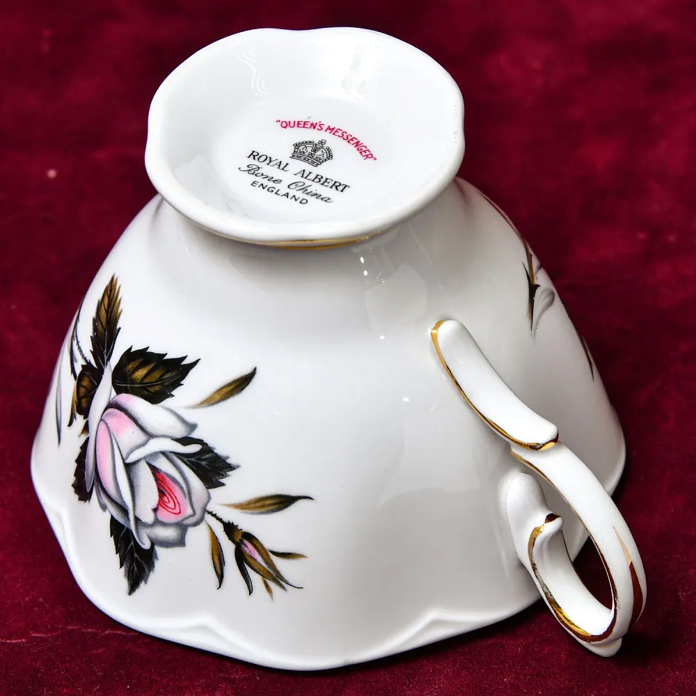 Коллекционная Фарфоровая Чайная пара «Посланница Королевы», ROYAL ALBERT Англия, вторая половина ХХ века.