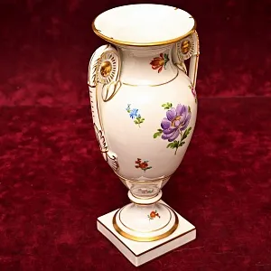 Фарфоровая Ваза в стиле Ампир, SP Dresden Германия, середина ХХ века.