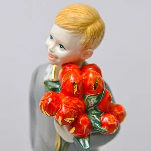 Авторская Коллекционная Фарфоровая Статуэтка «Школьник с букетом тюльпанов», Россия.