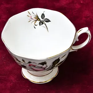 Коллекционная Фарфоровая Чайная пара «Посланница Королевы», ROYAL ALBERT Англия, вторая половина ХХ века.