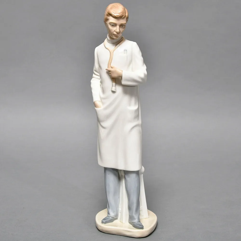 Коллекционная Фарфоровая статуэтка «Доктор. Мужчина Врач», NAO by Lladro Испания. 