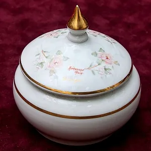 Шкатулка - Бонбоньерка из серии «JILIS» Фарфор Лимож Limoges Франция -70 гг.