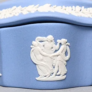Шкатулка - Бонбоньерка «Мотив с Путти», фарфор ВЕДЖВУД / WEDGWOOD, Англия, вторая половина ХХ века.
