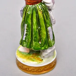 Коллекционная Фарфоровая Статуэтка «Девочка - Торговка рыбой», VOLKSTEDT Германия -50 гг.