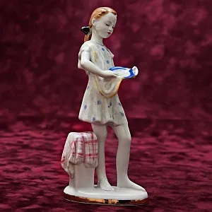 Коллекционная Фарфоровая Статуэтка «Юная помощница», ЛФЗ СССР - 1956 год.