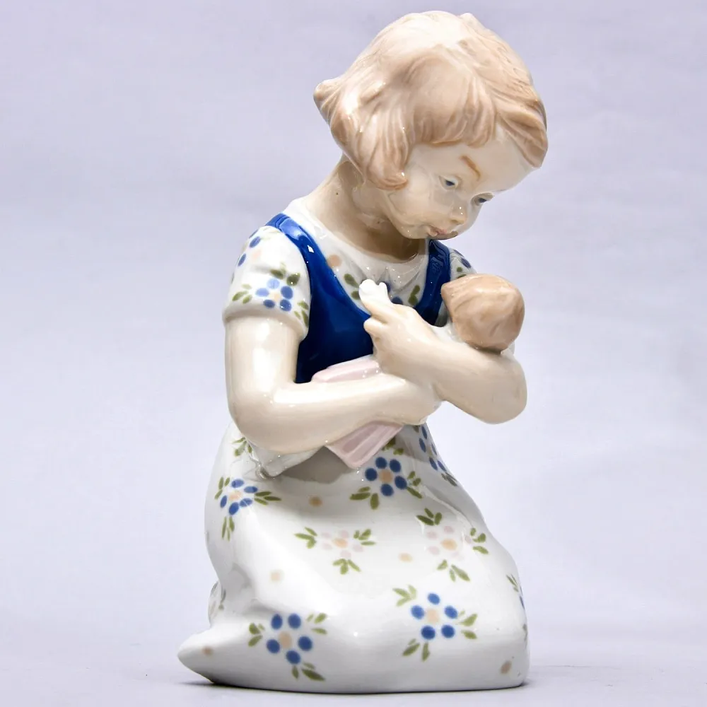 Фарфоровая статуэтка «Девочка с куклой», GRAFENTHAL / ГРАФЕНТАЛЬ Германия, 1985 - 1990 годы.