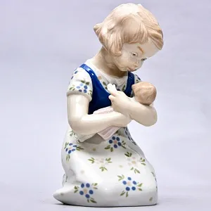 Фарфоровая статуэтка «Девочка с куклой», GRAFENTHAL / ГРАФЕНТАЛЬ Германия, 1985 - 1990 годы.