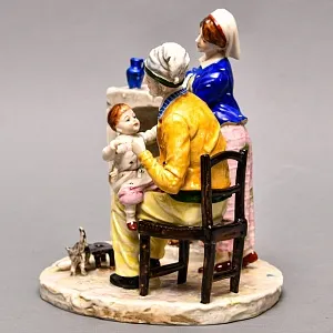 Коллекционная Фарфоровая статуэтка «Семья у домашнего очага», Ackermann & Fritze Германия.