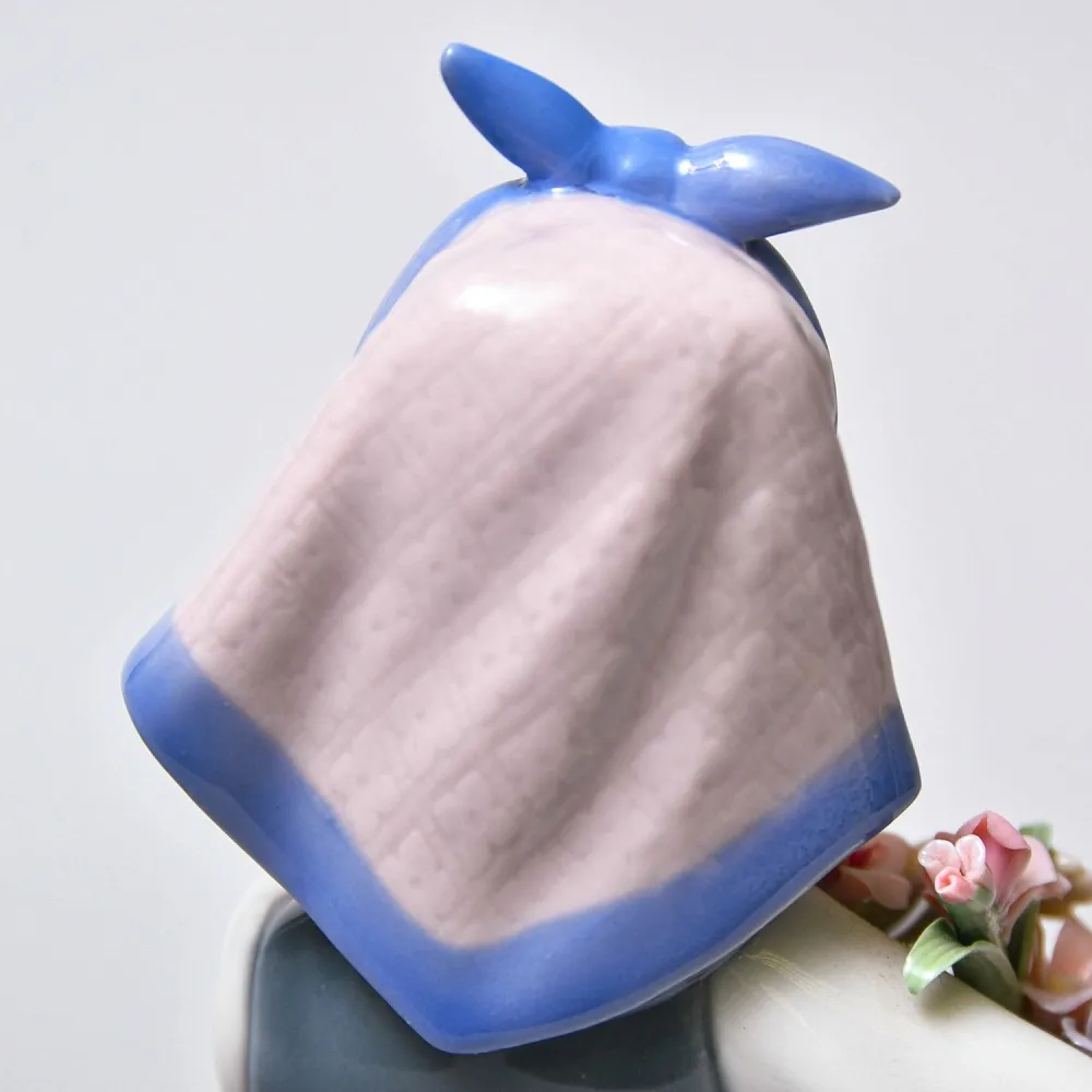 Коллекционная Фарфоровая статуэтка «Голландская Девочка с с цветами», Lladro Испания -1983 год..