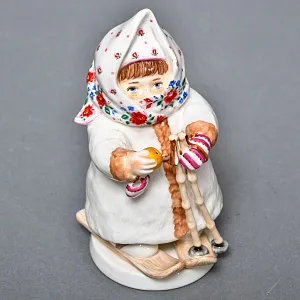 Авторская Коллекционная Фарфоровая Статуэтка «Укутыш или Девочка на лыжах», Россия.