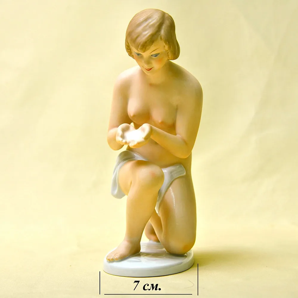 Фарфоровая Статуэтка «У ручья» Н-20 см. WALLENDORF Германия вторая половина ХХ века.