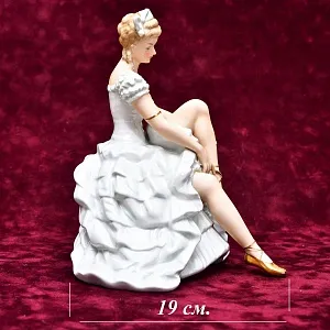 Коллекционная статуэтка «Балерина, завязывающая пуанту», Фарфор WALLENDORF, Германия.