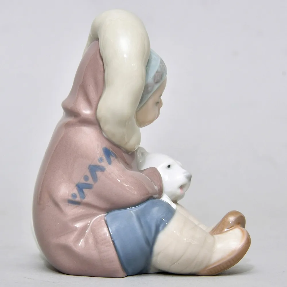 Коллекционная Фарфоровая статуэтка «Мальчик эскимос с медвежонком», Lladro Испания, 1972 - 2007 годы.