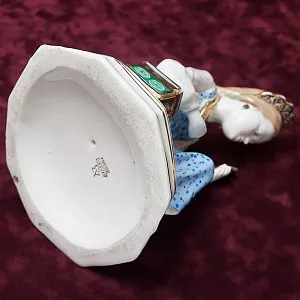 Авторская Фарфоровая статуэтка «Малахитовая шкатулка», СССР Дулево, 50-е года.