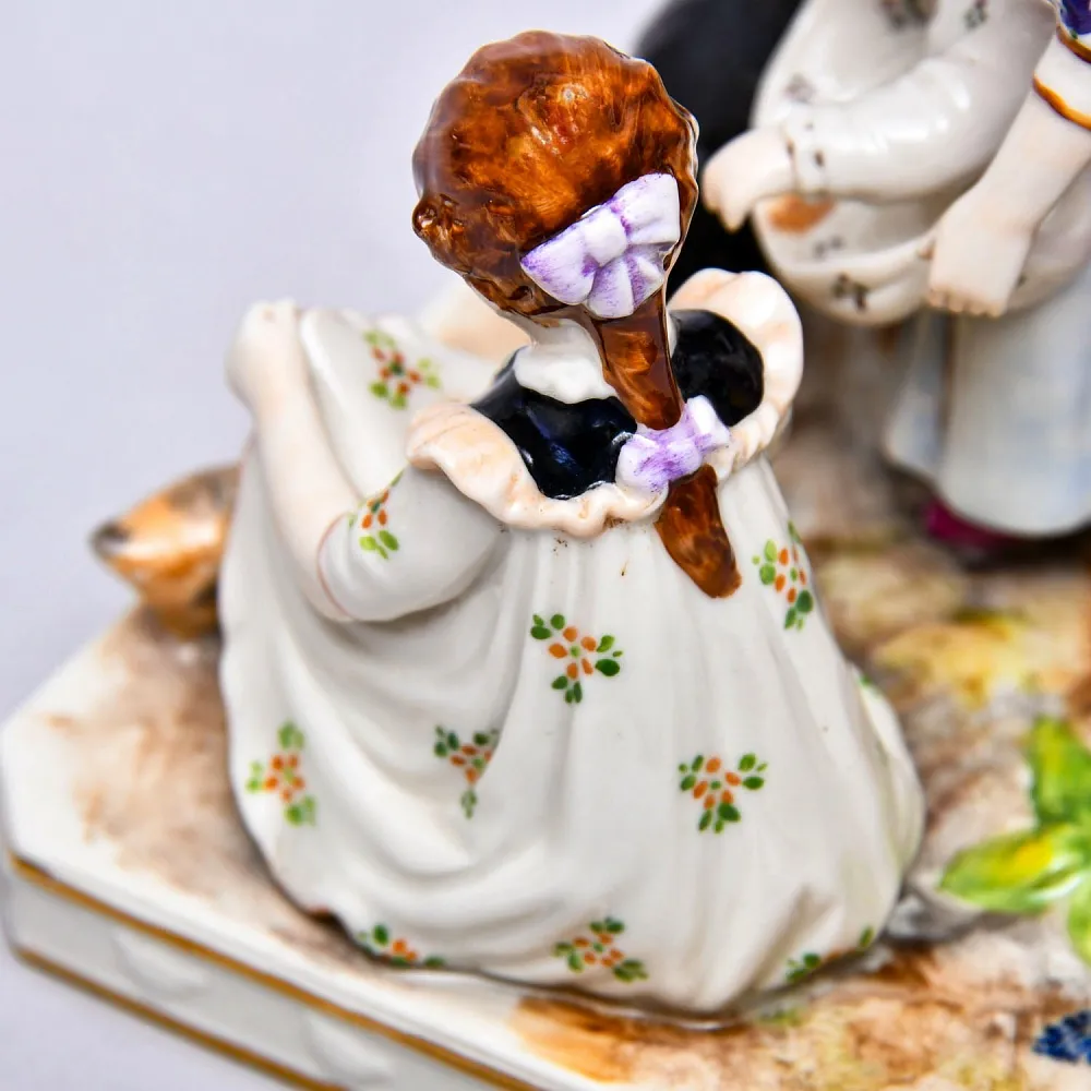 Редкость! Антикварная Фарфоровая Статуэтка «КОРМЛЕНИЕ КУР», Aсkermann & Fritze Германия.