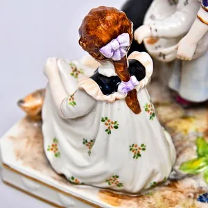 Редкость! Антикварная Фарфоровая Статуэтка «КОРМЛЕНИЕ КУР», Aсkermann & Fritze Германия.