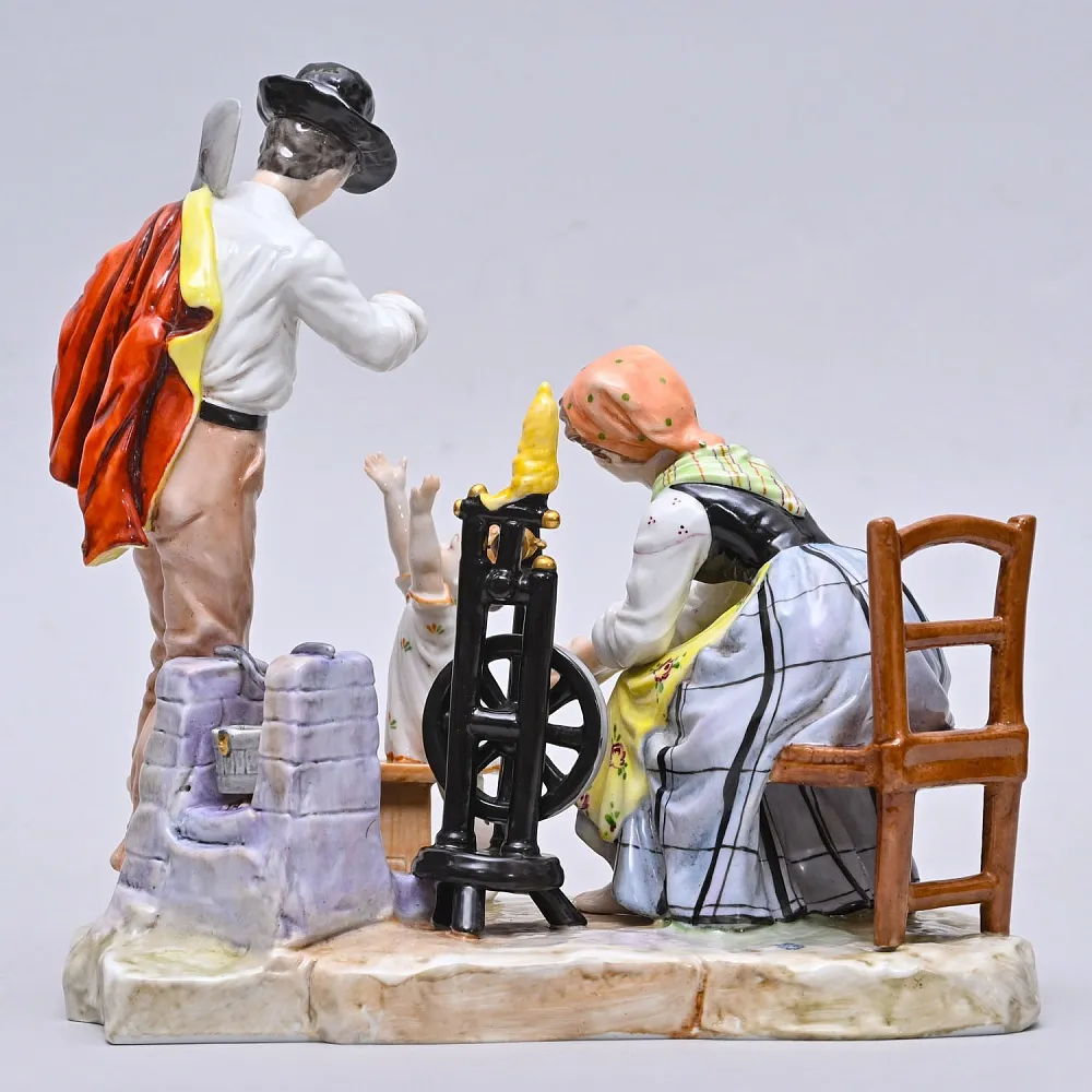Коллекционная Фарфоровая статуэтка «Папа пришел с работы», VOLKSTEDT Германия, середина ХХ века.