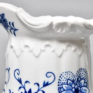 Фарфоровый молочник - сливочник на ножках «Луковый узор», MEISSEN Германия - 1992 год.
