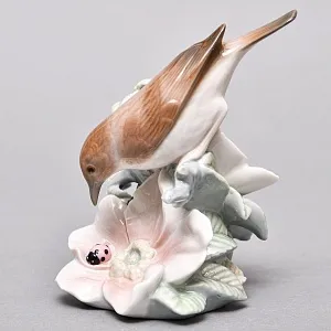  Коллекционная фарфоровая статуэтка «Птица и божья коровка на цветке», Lladro Испания. 