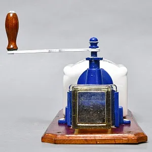 Старинная Настенная Ручная Механическая Кофемолка EREKA, Германия 50-е гг. ХХ века.